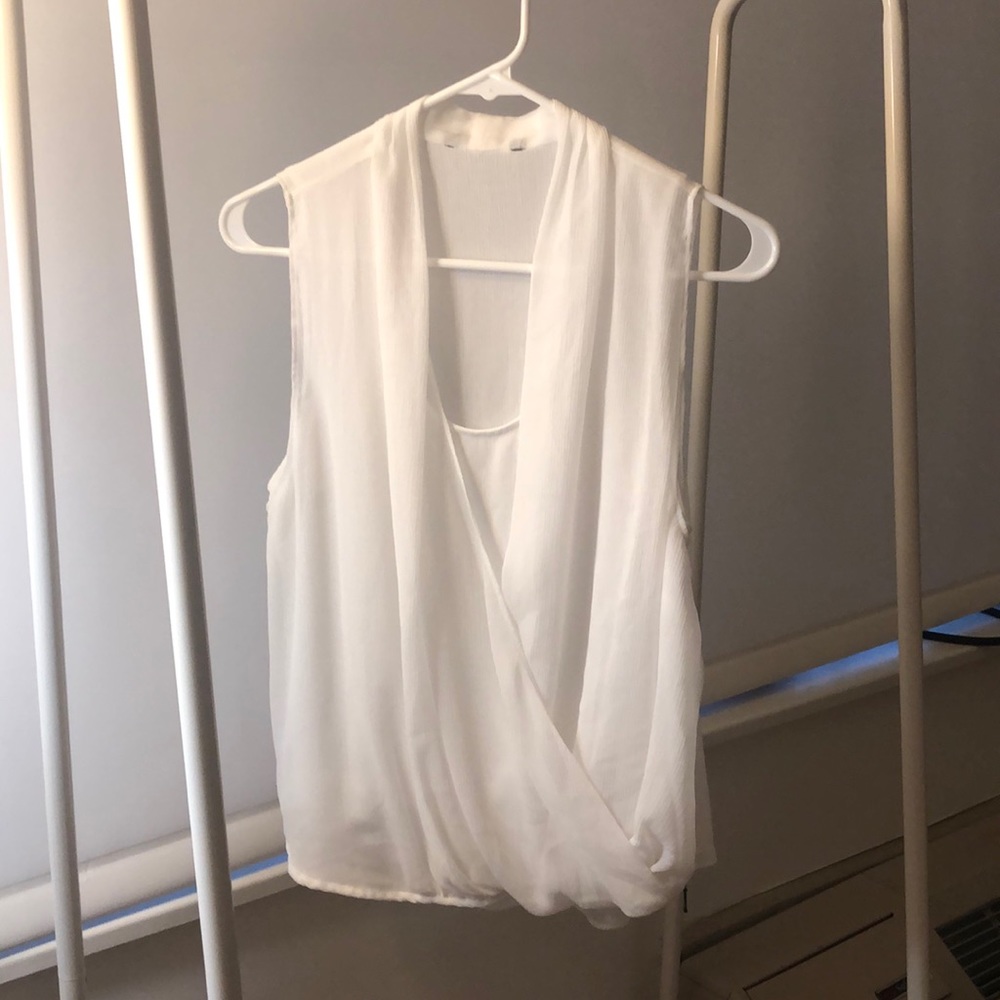 Banana republic elegant white sleeveless blouse